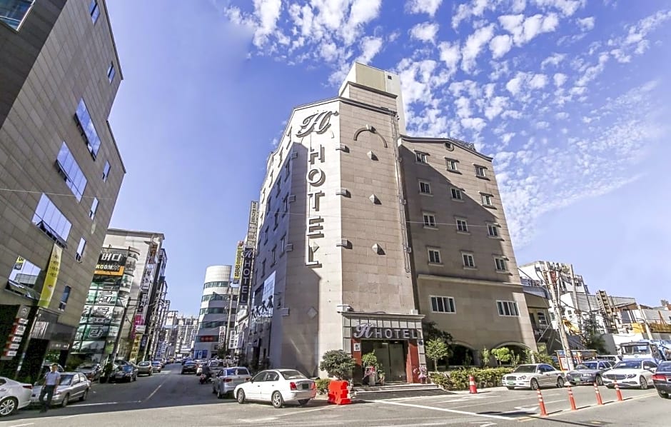 H  Hotel