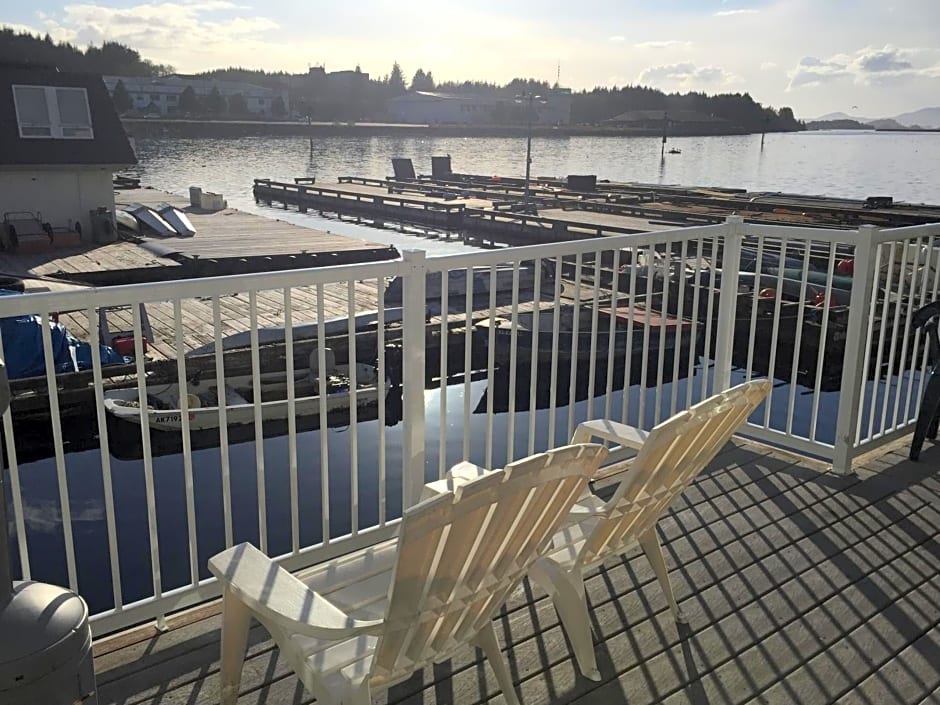 Longliner Lodge and Suites