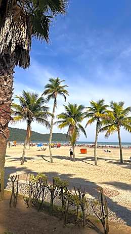 Apartamentos a Beira Mar, Aconchegantes e Modernos, a 3 Minutos da Praia com Ar Condicionado, Sacada Gourmet, Garagem e Portaria 24h