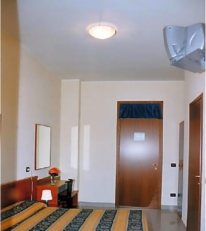 Quintuple Room