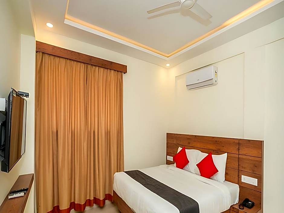 FabHotel Savi Inn - Nr. Mantri Square Mall