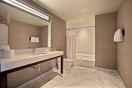 King Room with Bathtub - Mobility Access/Hearing Accessible