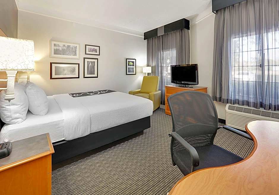 Photo 1 of 1 of 1 King Bed, Mobility Accessible, Grab Bars, Bathtub