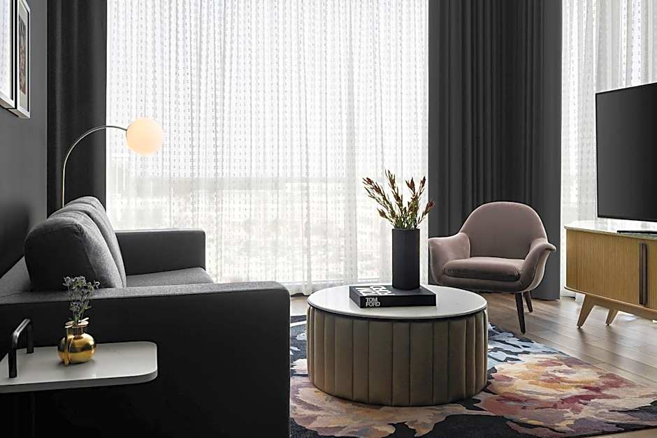 Renaissance Milwaukee West Hotel