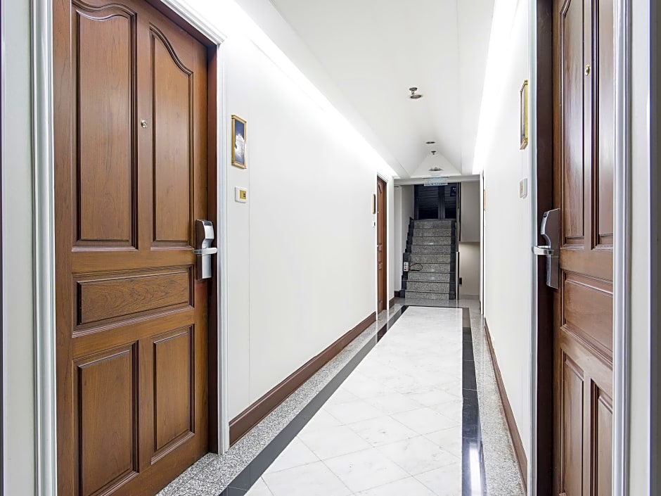 Majestic Suites Hotel