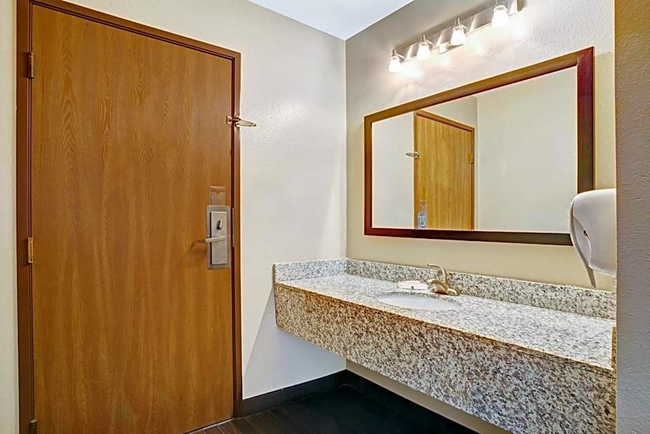 Super 8 by Wyndham Louisville Airport