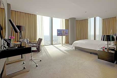 Large Corner Club Lounge Access King Bed City View