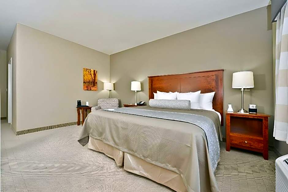 Green Mill Village Hotel & Suites, BW Signature Collection