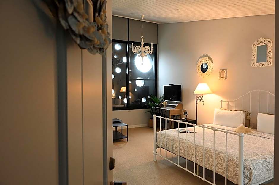 Noir Home