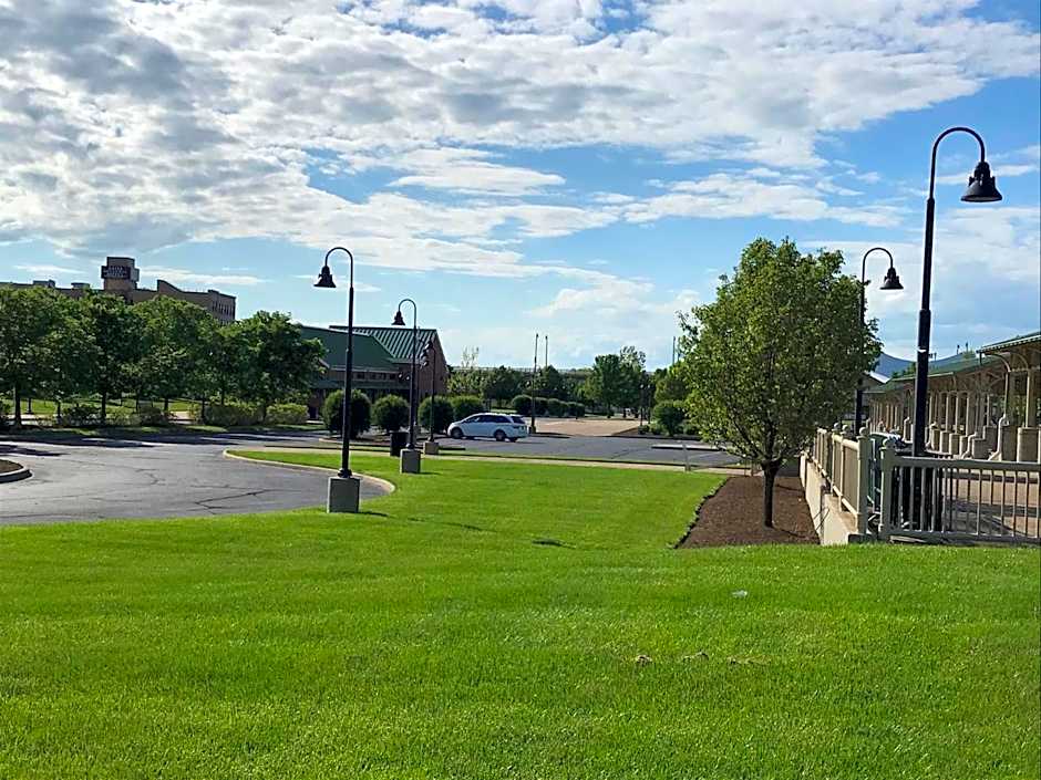 Ariel Broadway Hotel