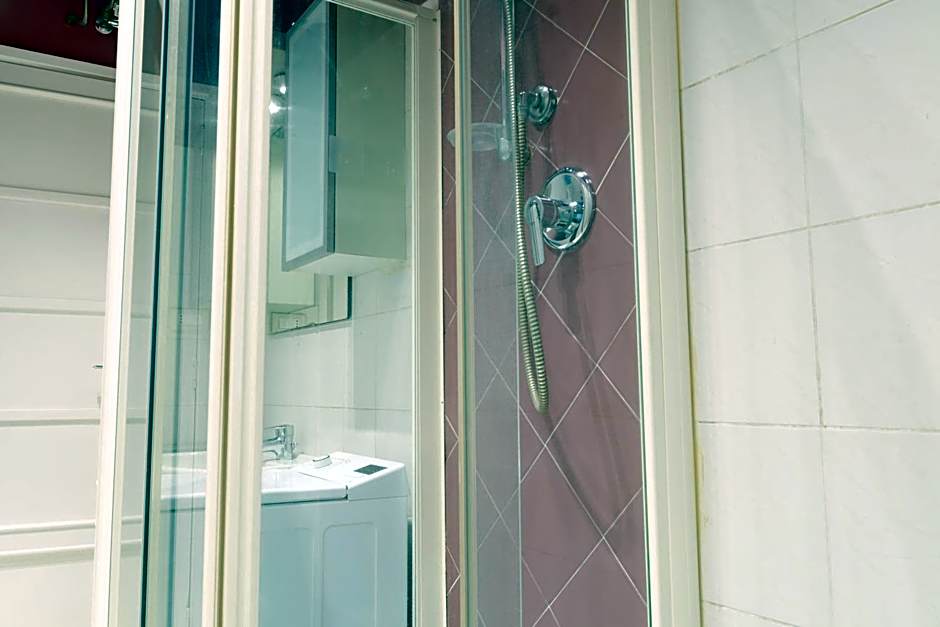 Bertola 17, centrale, stazione by HAPPYHOSTORINO