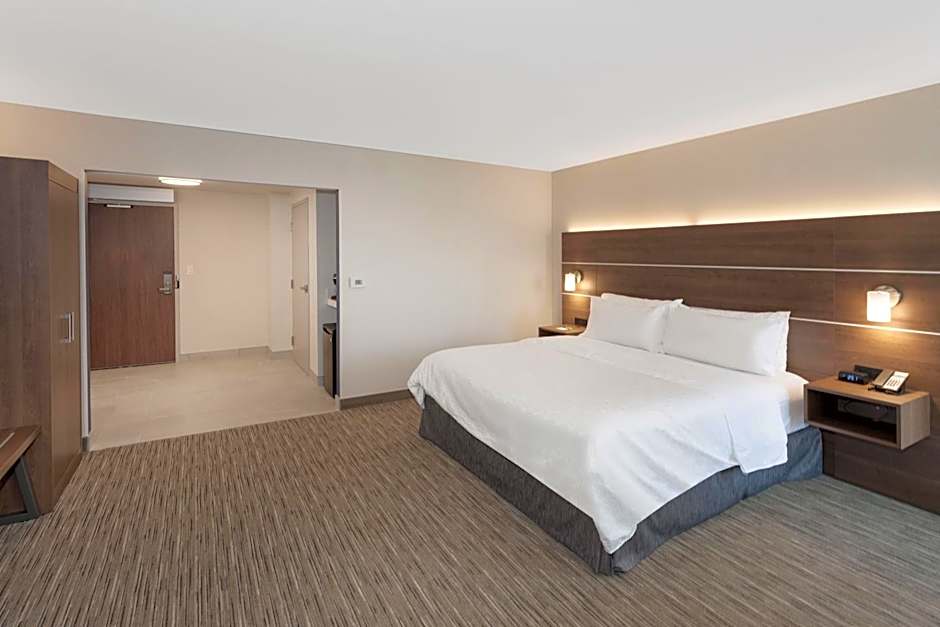 Holiday Inn Express Hotel & Suites Ottawa Airport By IHG