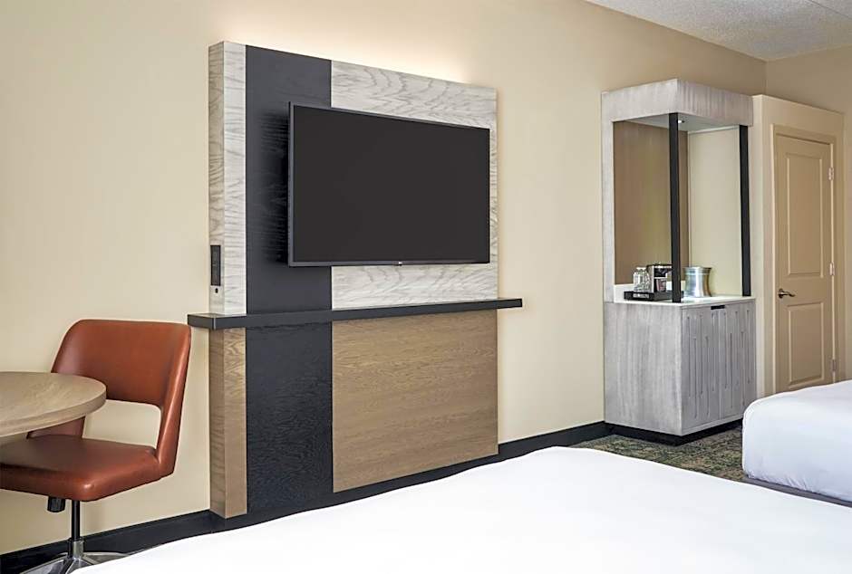 Foto 1 di 7 di 2 Queen Beds, Mobility Accessible, Bathtub