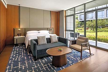 One-Bedroom King Suite with Garden View and Club Lounge Access
