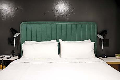 1 King Standard Walk In Shower