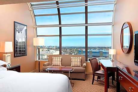 Deluxe King Room with Sky View - Non-Smoking