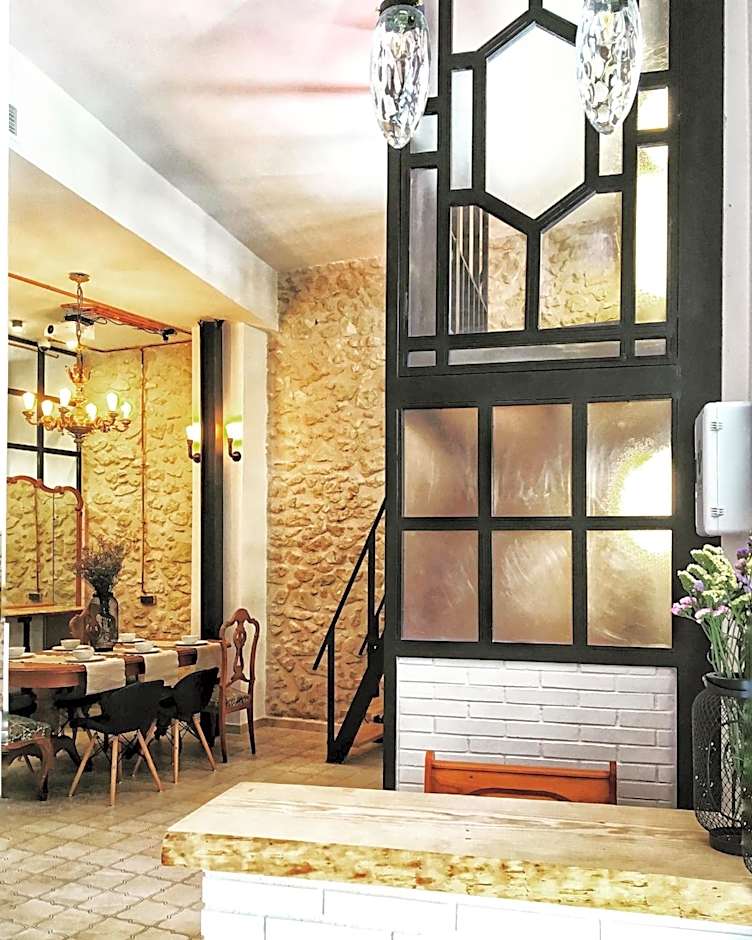 Hostel Numero Trece - Private Capsule Deds - Albergue Juvenil - FREE towels, coffee & tea, remote check-in