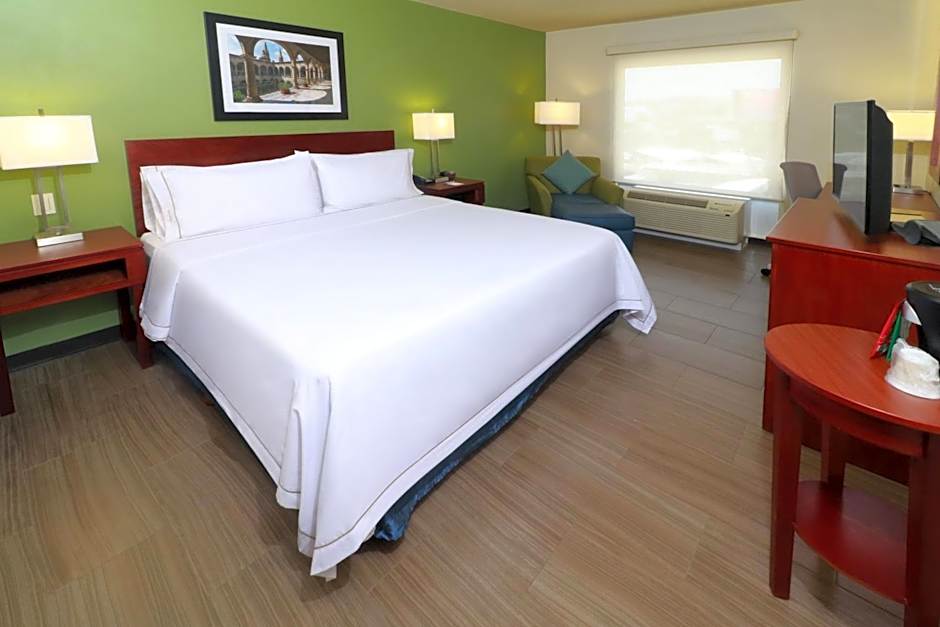 Holiday Inn Express & Suites Guadalajara Aeropuerto By IHG