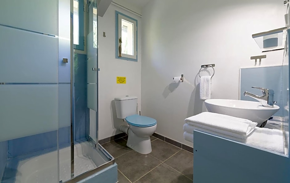 Chalet de charme climatisé, son Jacuzzi - SPA privatif et la piscine de la Maison Bleue du Gers