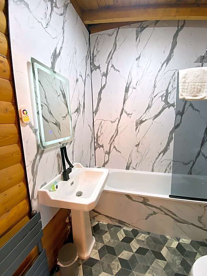 Kaoglen Squirrel Drey-Hot Tub-Pet Friendly-Perth