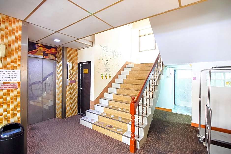 Crown Bts Nana Hotel