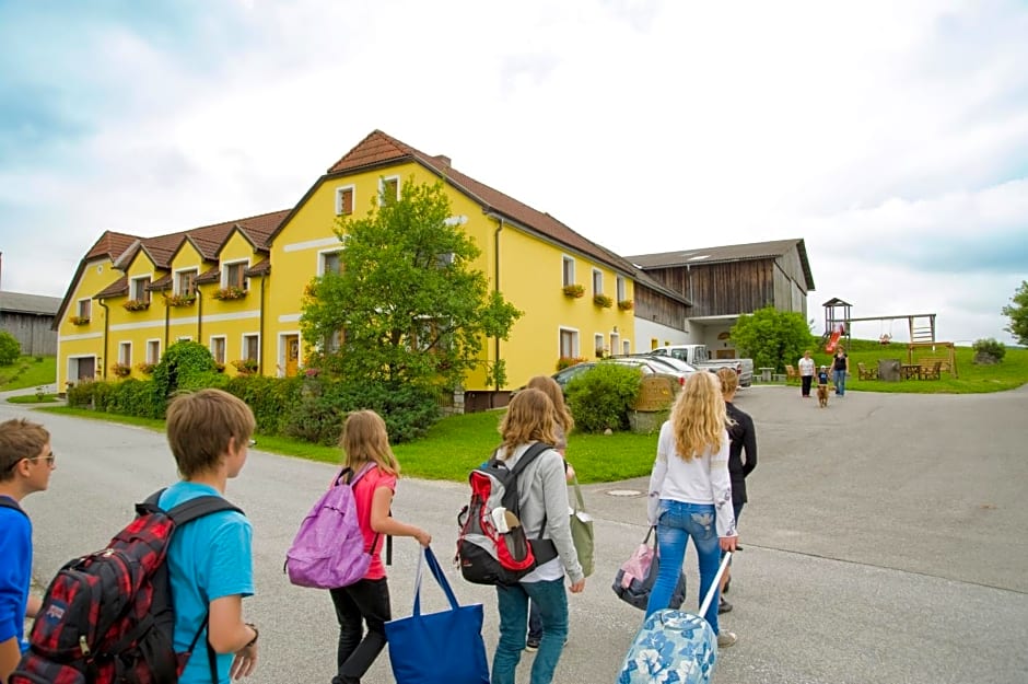 Kindererlebnis- und Biobauernhof Hipp-Bruckner