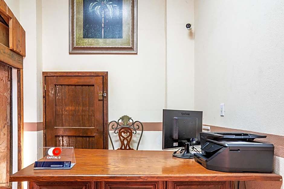 Capital O Hotel Villa Azura