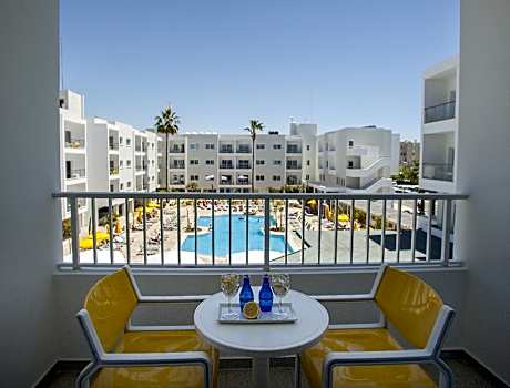 1 Bedroom Suite Pool View Queen