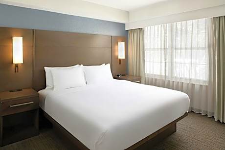 2 bedroom ste ada/hearing, 2 bedroom larger suite
