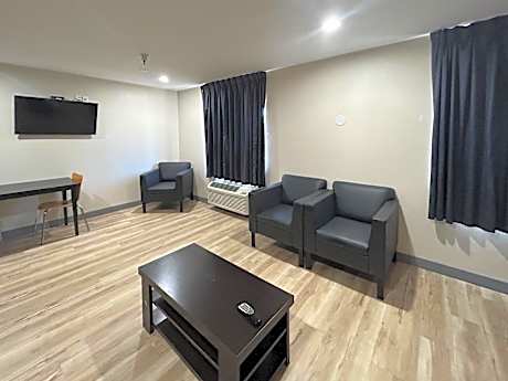 Queen Suite - Non-Smoking