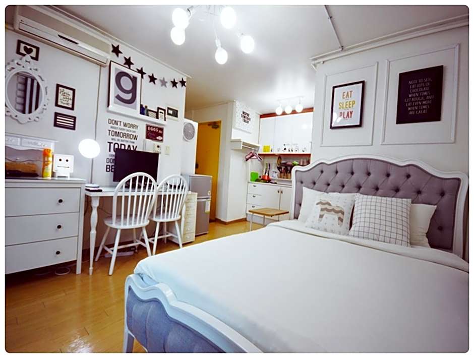 Photo 1 of 3 of Studio 1 Queen Bed