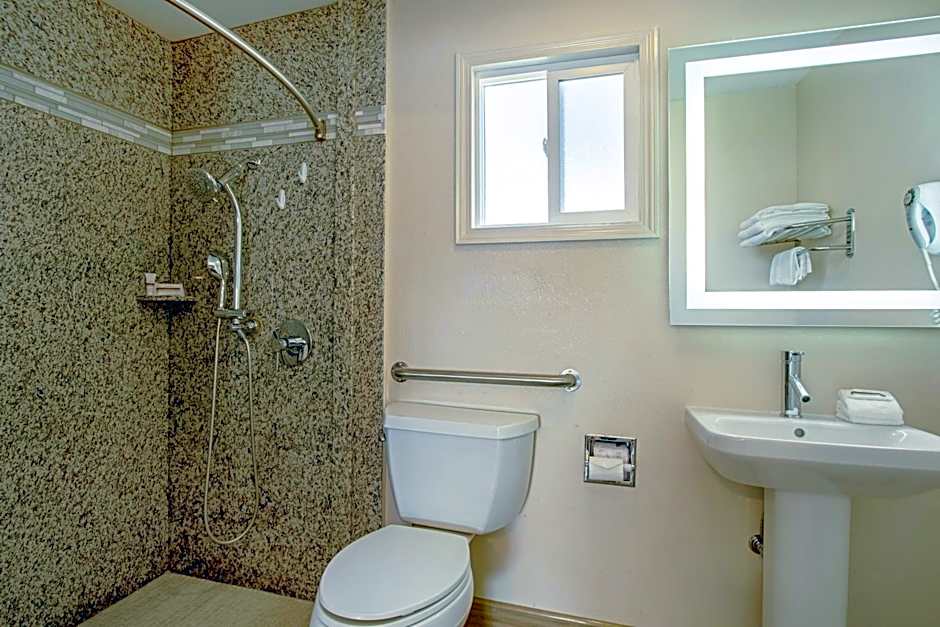 Red Roof Inn & Suites Monterey