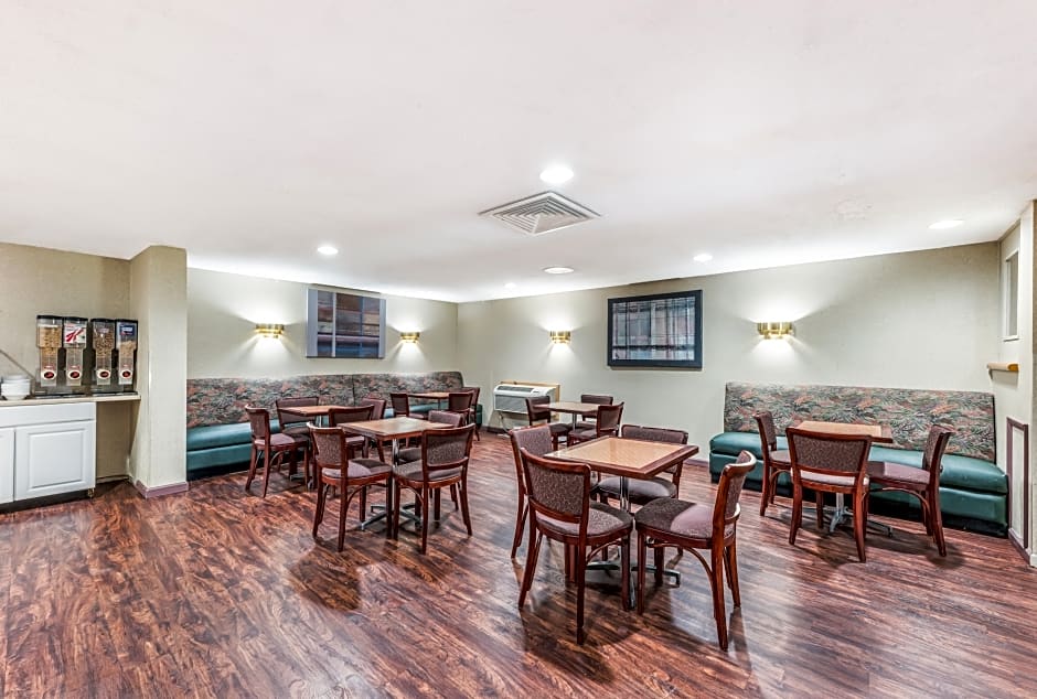 Red Carpet Inn & Suites