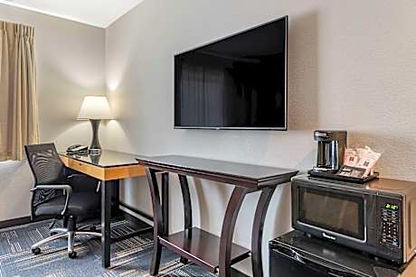 Queen Room with Wheelchair Accessible - Accessible/Non-Smoking
