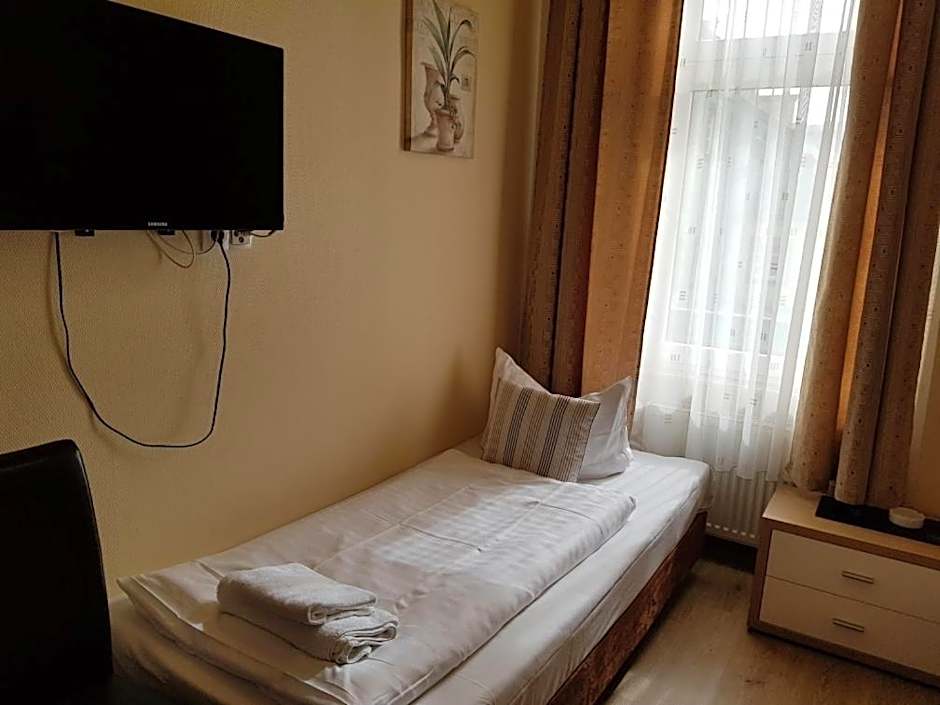 Photo 1 of 2 of Single Room