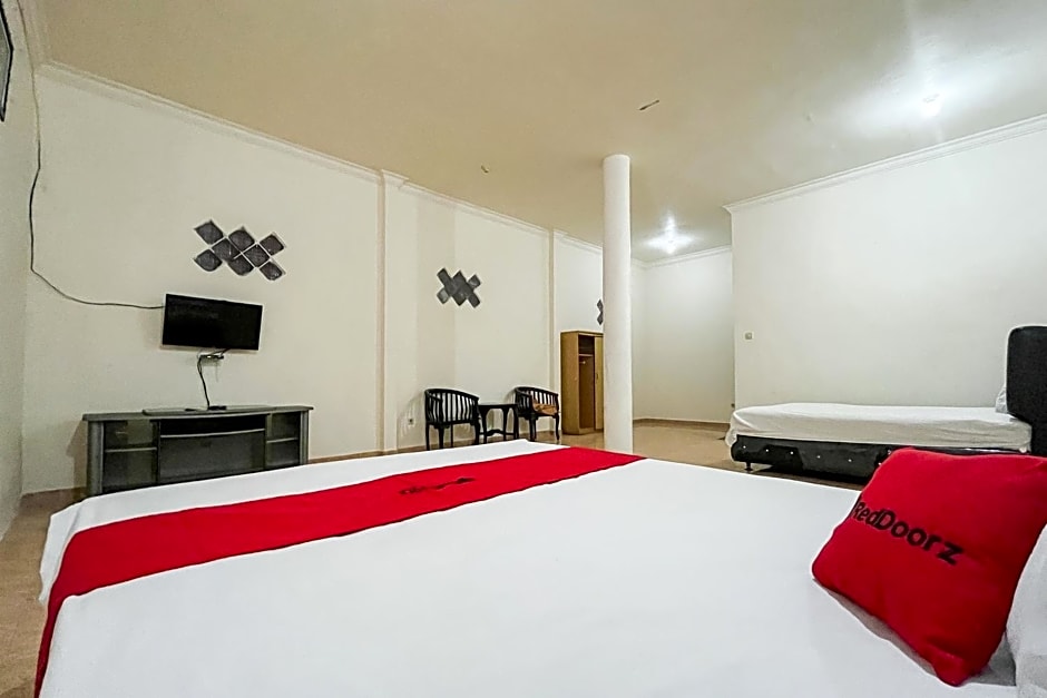 RedDoorz Syariah At Santana Stasiun Kepanjen