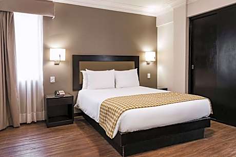 Accessible 1 Queen Bed Non Smoking