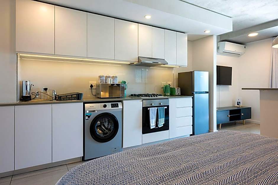 Hugos Seaside Haven E210