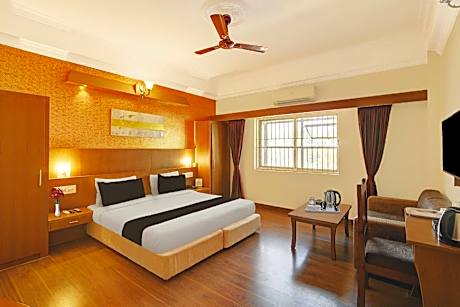 Super Townhouse Oak City Center Kushal Nagar