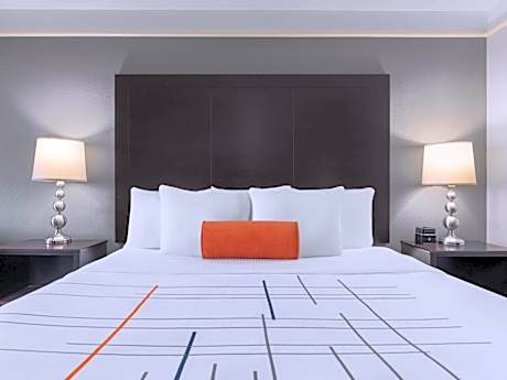 Executive King Room with Bath Tub - Hearing Accessible/Non-Smoking