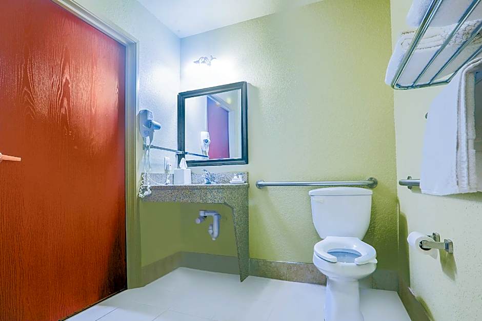 Evansville Inn & Suites by OYO