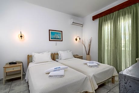 Twin Room with Street View