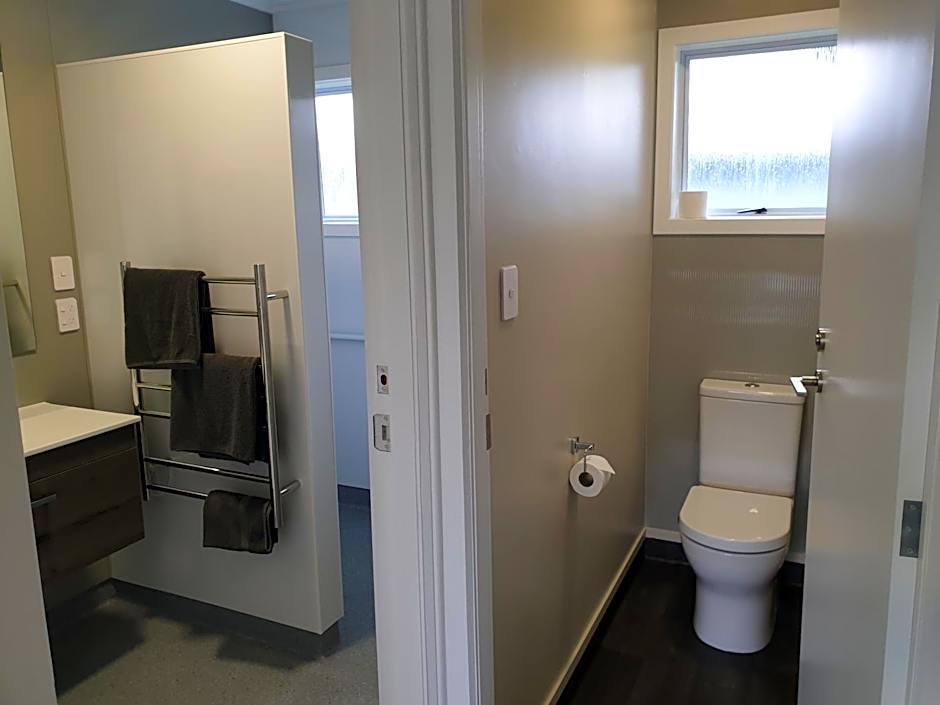 Lakeside Motel & Apartments