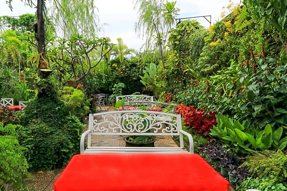 Labuana Homestay and Cafe Garden Makassar by ZUZU