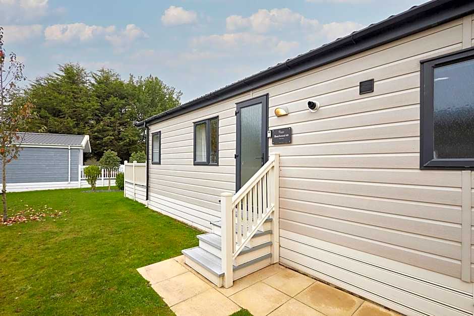 Primrose Lodge with Hot Tub