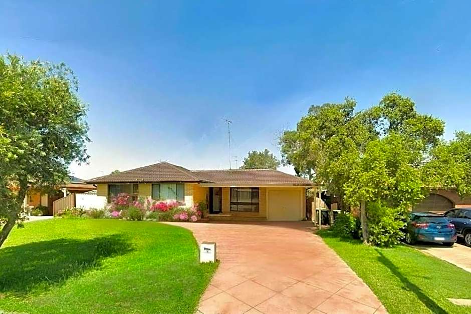 Nepean 4BR Retreat Near Hospital