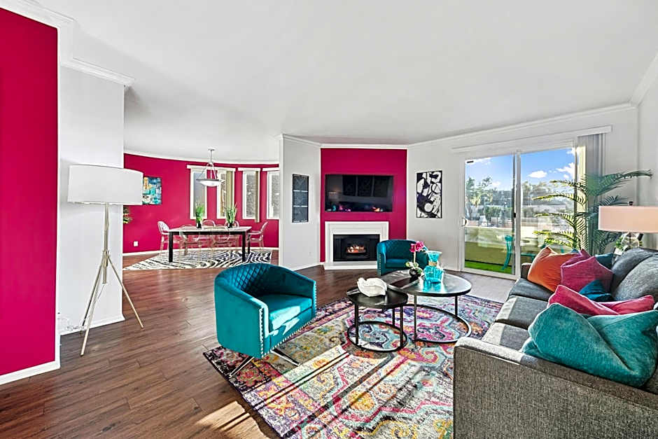 Beverly Hills Chic 2 bed 2bath with Patio and Parking 309