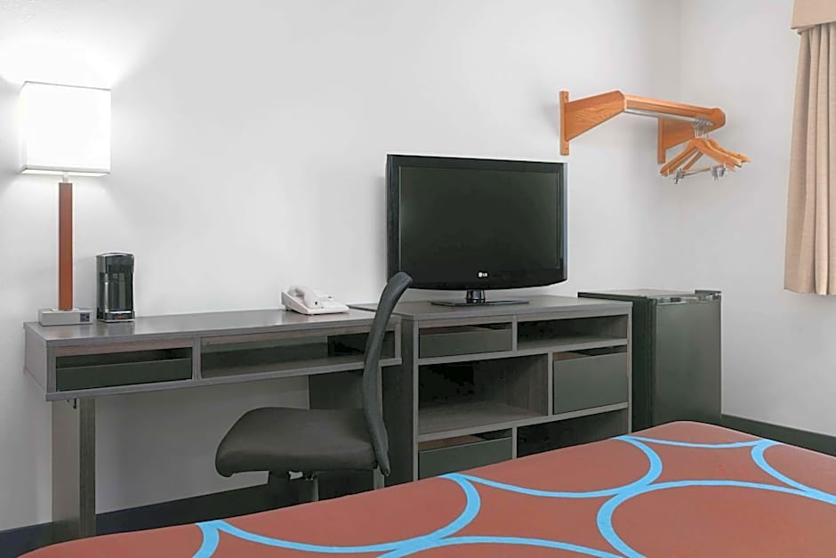 Super 8 by Wyndham Grapevine/DFW Airport Northwest