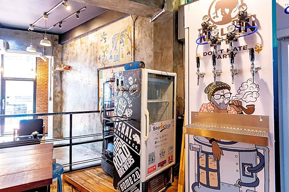 Thonglor travellers' hostel and cafe'