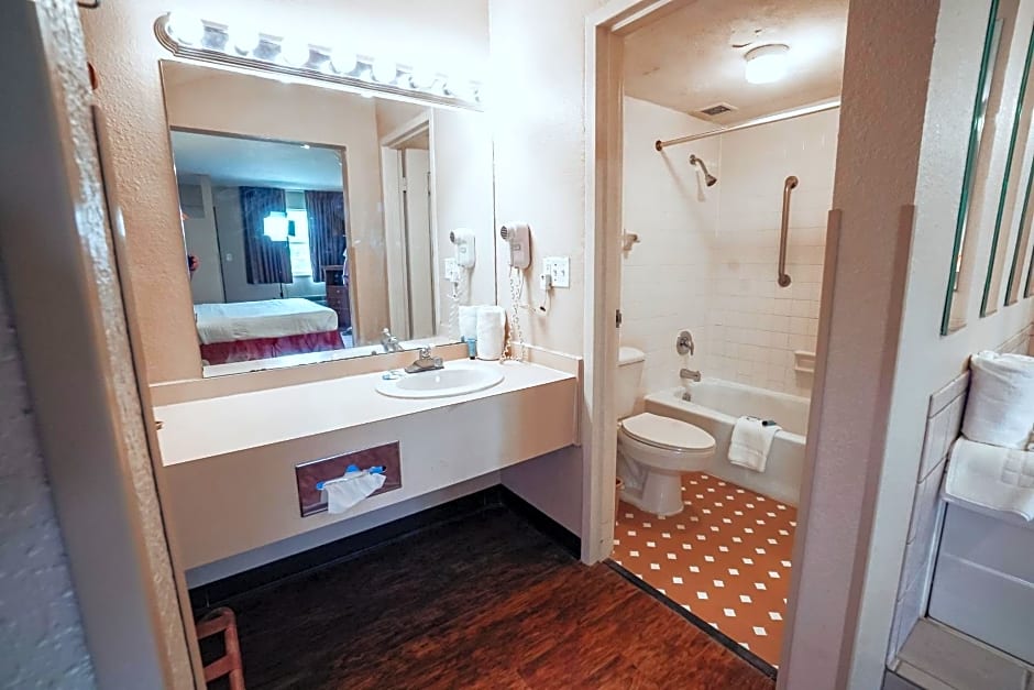 Lamplighter Inn and Suites - North